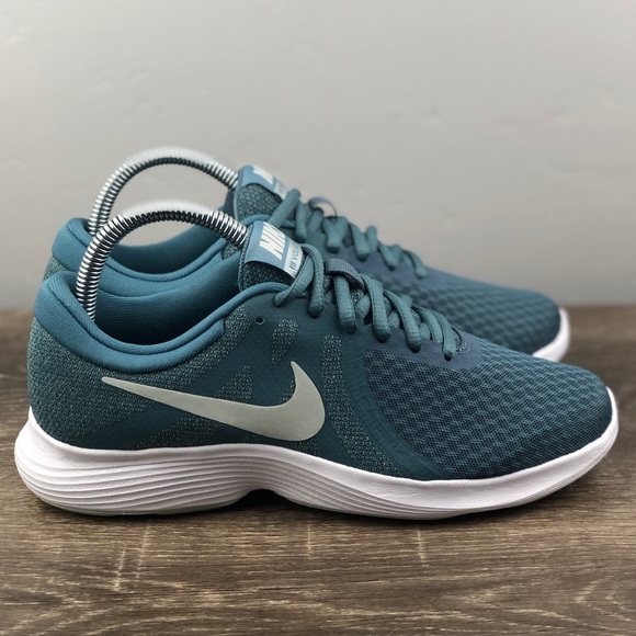 Nike Shoes - NEW Nike Revolution 4